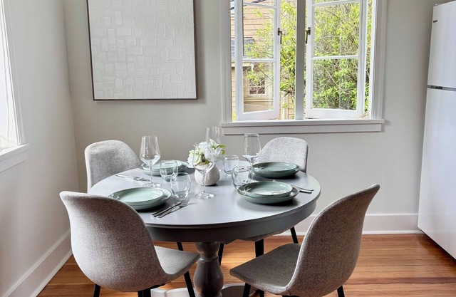 Spacious Classic 2BR - Kits Beach Sunsets & Seawall