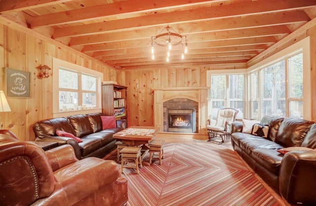 Spacious Classic Cabin Retreat- near Lassen