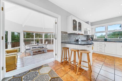 Spacious Coastal Accommodation with Games Room - Sleeps 10