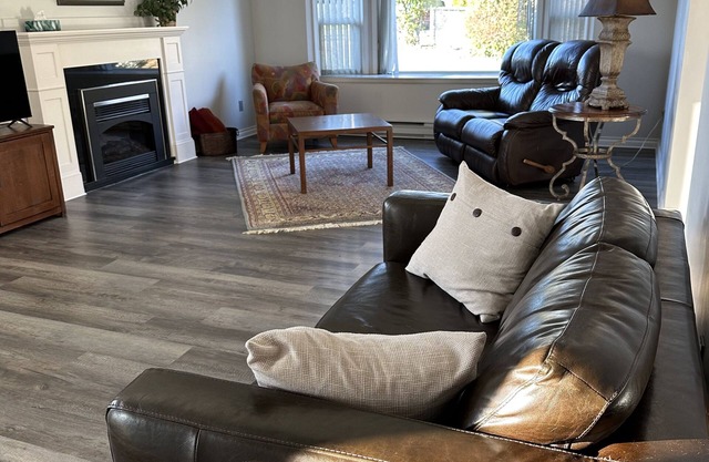 Spacious, comfortable home minutes from the Sidney waterfront!