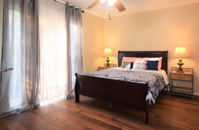 Spacious Condo, 2 Bed 1 Bath in a 4-Plex with Assigned Parking and W/D