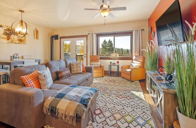 Spacious Condo 3-Minute Walk to Flathead Lake & DT