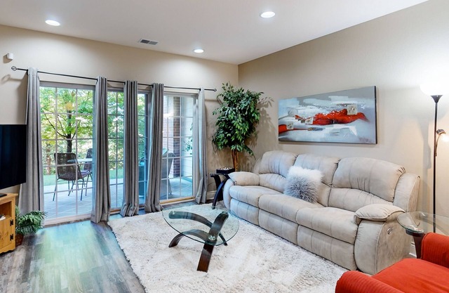 Spacious condo close to SDC and center of city w/ patio, jetted tub and pool