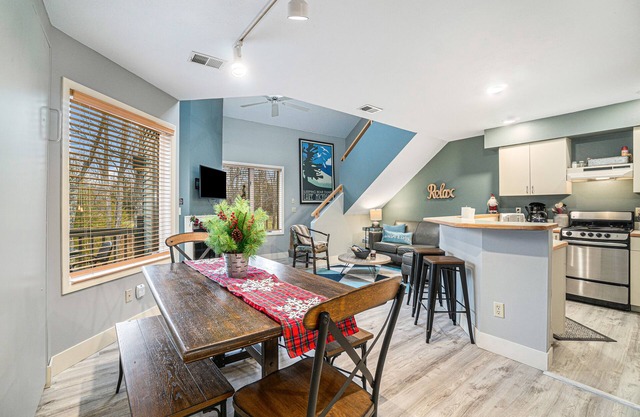 Spacious condo in the heart of Crystal Mountain with fireplace, walking distance