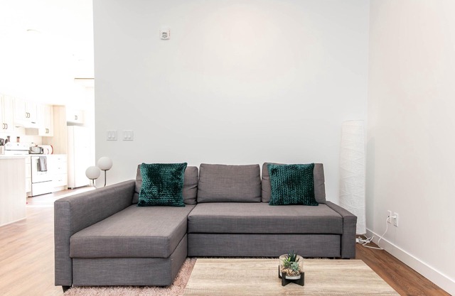 ✦Spacious Condo✦King Bed✦Close to DT✔UGD Parking