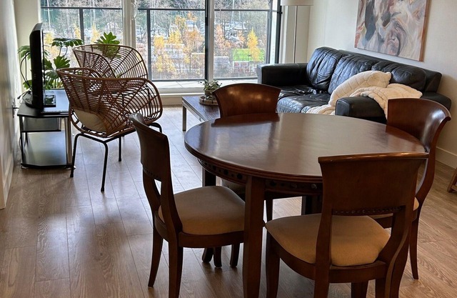 Spacious condo located near WHISTLER, a 35-minute drive in central Squamish.