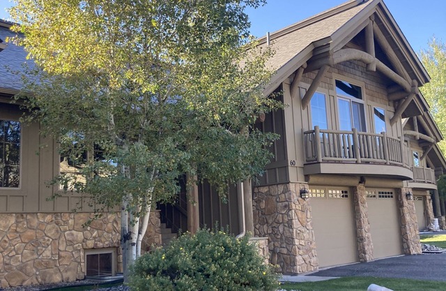 Spacious Condo on Golf Course & Creek w/hot tub