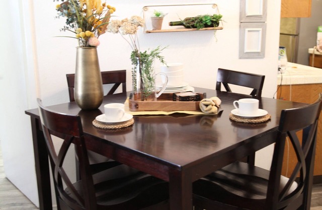 Spacious Condo, pool access, eateries and cafe