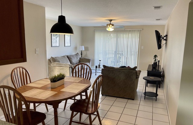 🌴 SPACIOUS CONDO W HEATED POOL & NEARBY BEACHES AND AIRPORTS🌴