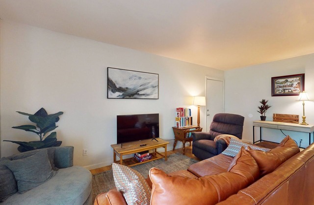 Spacious condo-walking distance to college campuses/stadiums, & downtown