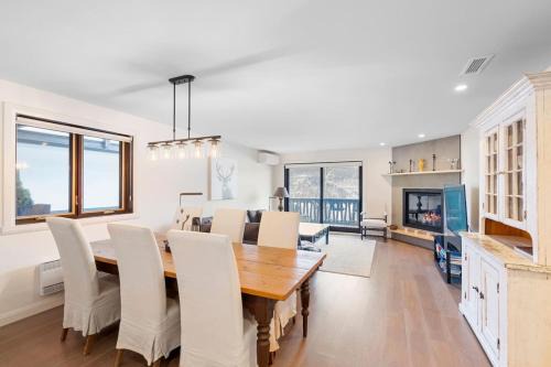 Spacious Condo with Lake and Mountain View