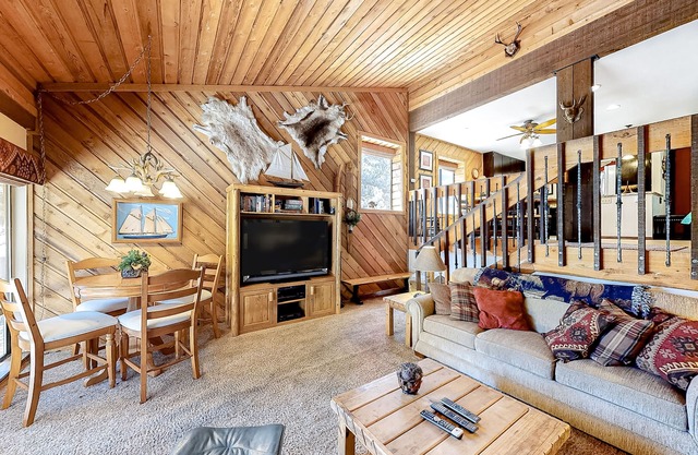 Geräumige Wohnung mit gemeinsamem Pool und Whirlpool - nahe Huntington Lake und China Peak