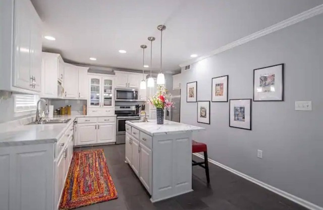 Spacious Contemporary 4 Bedroom Downtown Beauty