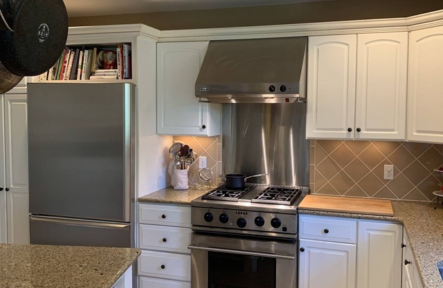 Spacious Contempory close to many attractions