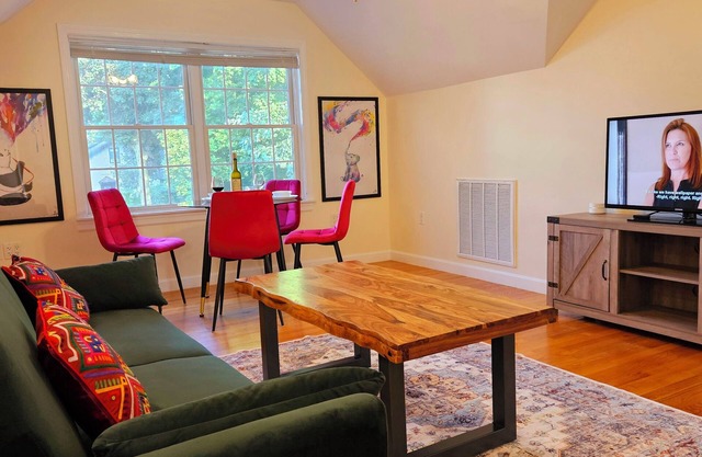 Spacious & Convenient 1BR unit-20min to Boston