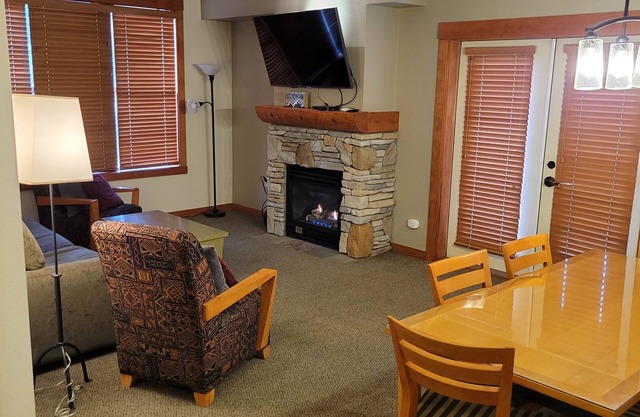 Spacious Corner VILLAGE Condo 2BD/2BA #2202 w/ Ski-back Trail close to GONDOLA