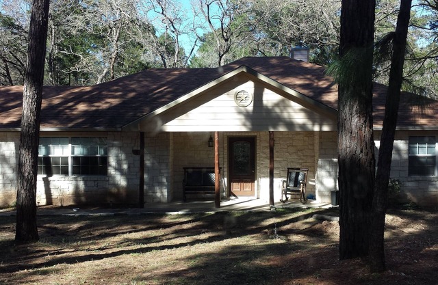 Spacious Cottage in the Pines! 4.5 miles to Bastrop; 29 miles to COTA