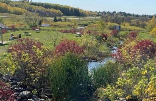 Spacious Cottage just steps to the River, Heritage Village and Minnedosa Lake!