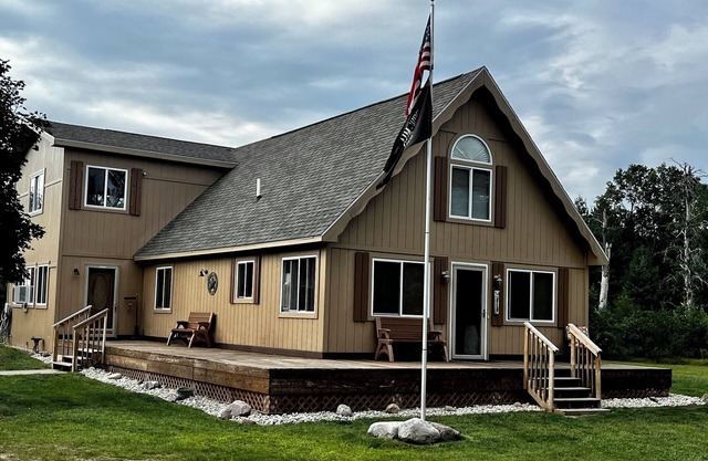 Spacious cottage near the Leota trail head!