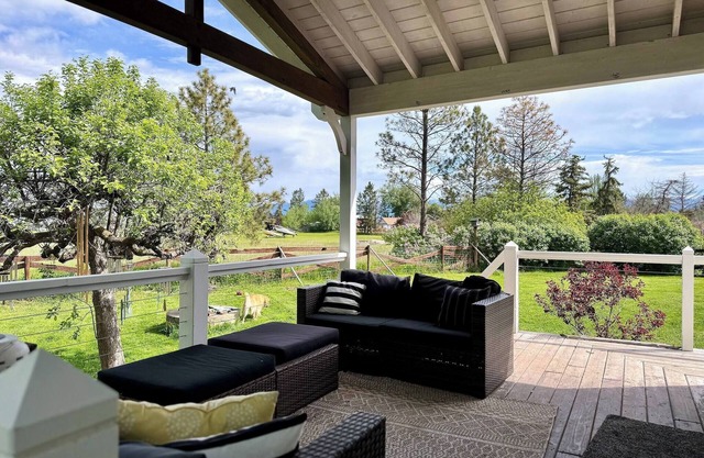 Spacious Cottage - pond/mountain views/fenced yard