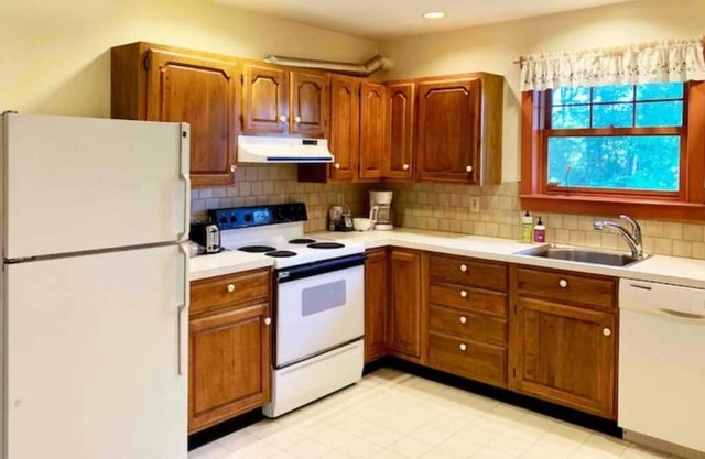 Spacious Cottage Retreat on Beautiful 2-Acres