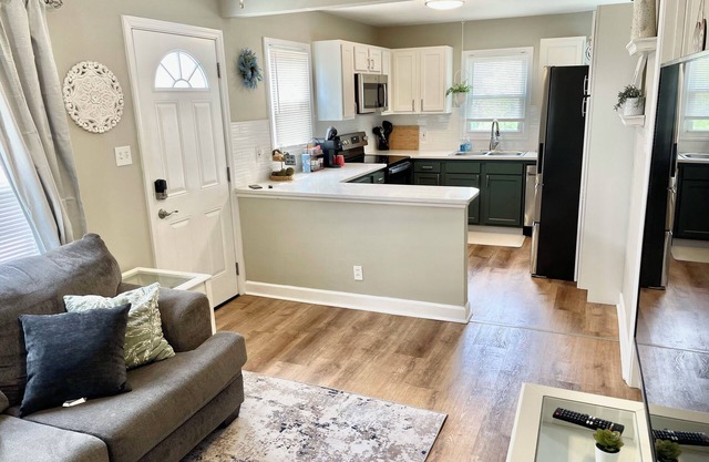 Spacious Cottage on Main st- Near Downtown