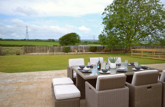 Spacious Countryside Escape in Devon with Hot Tub & Dog-friendly – Sleeps 10