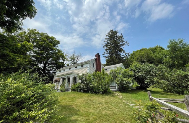 Spacious Country Farmhouse on 8 Lush Acres, Five Minutes to Rhinebeck Village