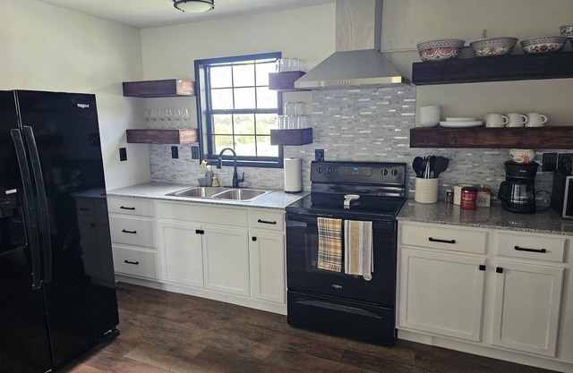 Spacious Countryside Family Oasis ~ 15mins to Town