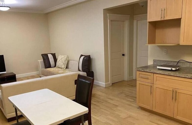 Spacious & Cozy 2 BD Suite in Heart of Vancouver