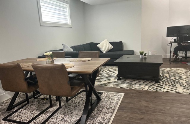 Spacious & Cozy 2 bedroom Suite