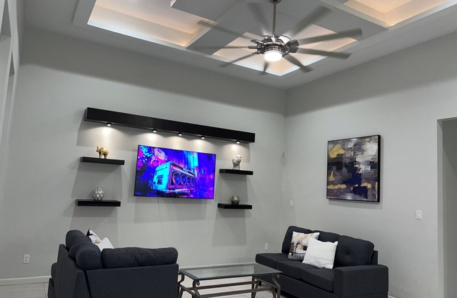 Lovely Modern & Cozy 2-bedroom house in delightful Hidalgo with AC, WIFI