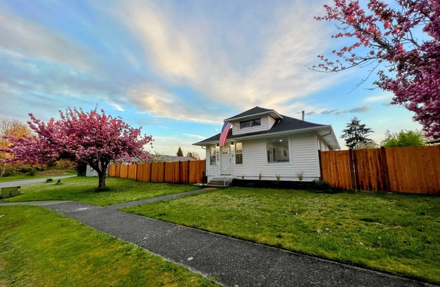 ⭐️Spacious & Cozy 4BR/2BTH, 3 Min to JBLM, Huge Yard⭐️