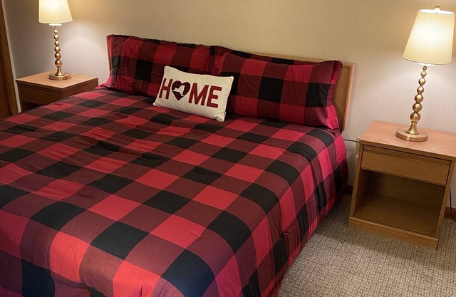 Spacious cozy bedroom with pvt. full bath. Walking distance to Mt Snow ski lifts