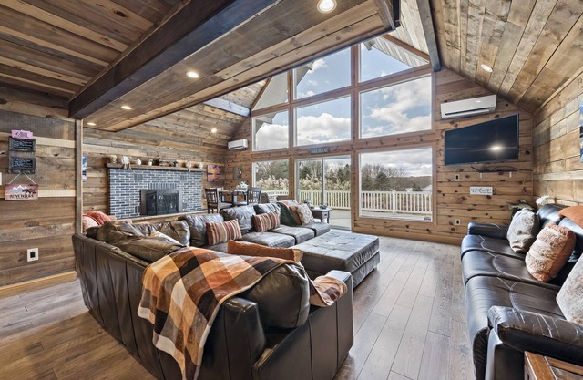 Poconos 5BR / 3BA Sauna, Kamin, See.