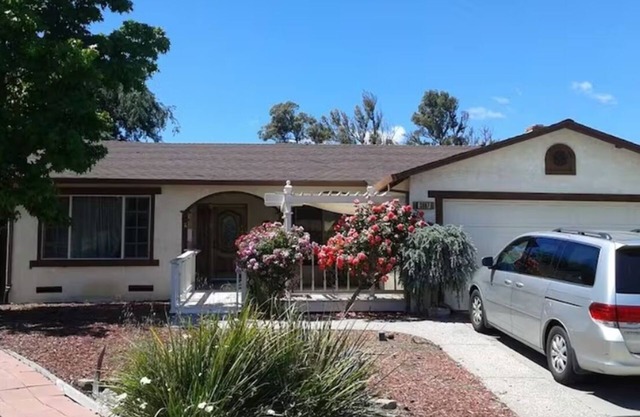 Spacious & Cozy Pleasanton Home, 4br/2ba, w/Parking, WiFi, Kitchen and More
