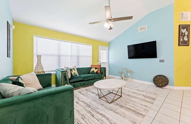 Chic & Serene: Spacious 4/5BR Retreat
