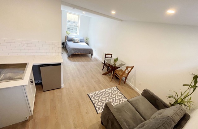 Spacious Cozy Uptown Studio