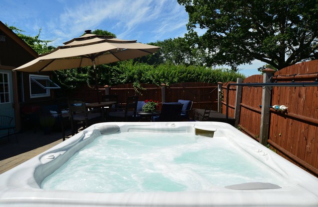 Stunning and Spacious 6 BR Waterfront House with Hot Tub