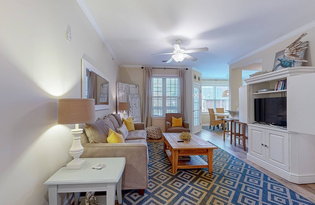 Spacious Creekwood condo with an outdoor Balcony, W/D & Free WIFI