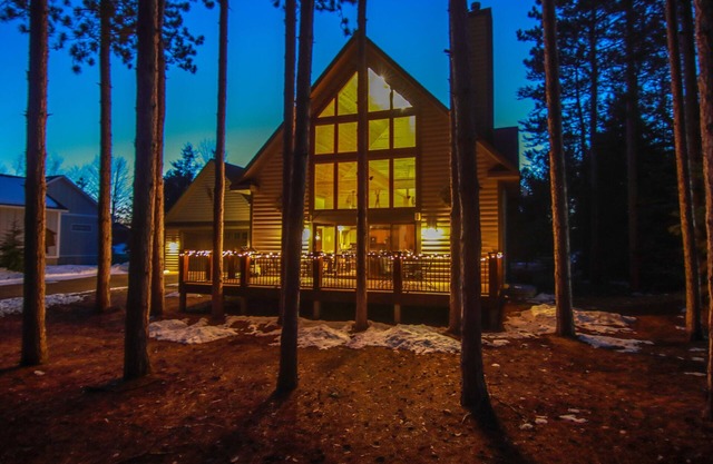 Spacious Crystal Mountain Resort Cabin w/ Game Rm! Minutes to Ski/Golf/Spa/Pool!
