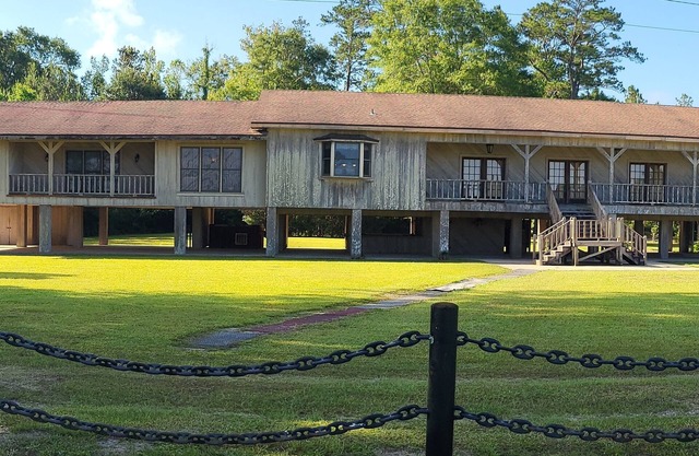 Spacious Cypress Lodge 10 minutes from I-59 exit #29