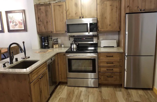 Spacious Deluxe Studio in Center Village, Walk to Lifts, Passage Point 324