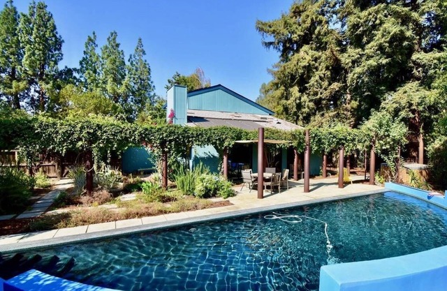 Spacious Designer House with a Garden Yard