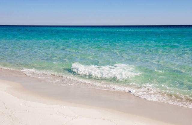 Geräumige Destin Condo mit wunderschönem Meerblick, kostenlose saisonale Strandeinrichtung