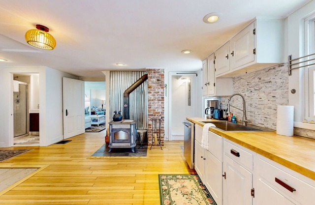 Spacious dog-friendly house w/woodstove, fenced-in yard, BBQ, wifi, w/d, TV
