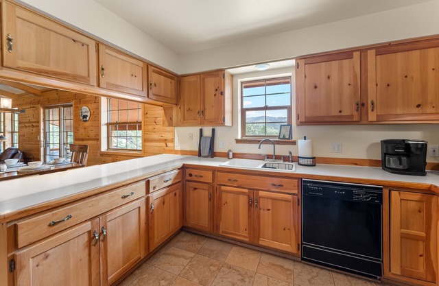 Spacious dog-friendly home with deck, Ping-Pong, foosball, fireplace, grill, W/D