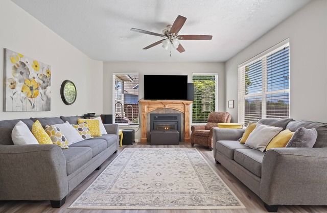 Spacious Downtown Eagle Retreat Perfect for Groups
