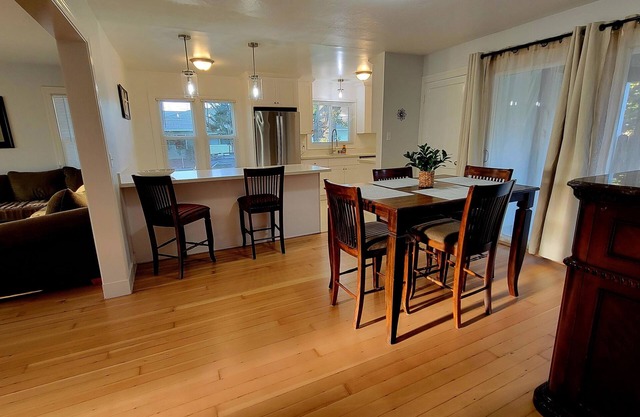 Spacious Downtown Martinez Home -2B/1BA