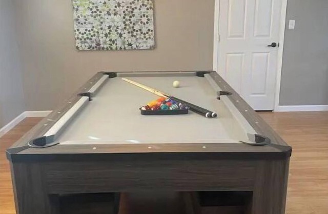 Spacious downtown pad - billiards/ping pong/sauna
